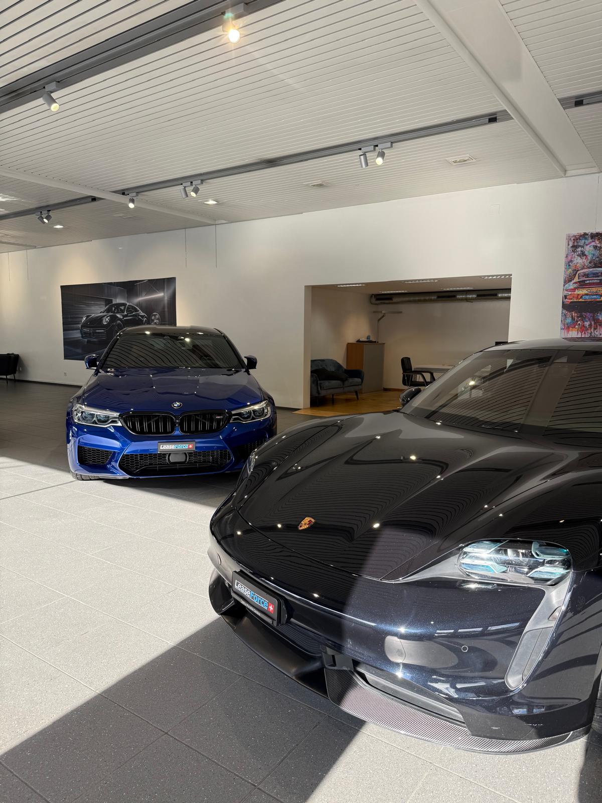 Fahrzeuge im hellen KAB Showroom