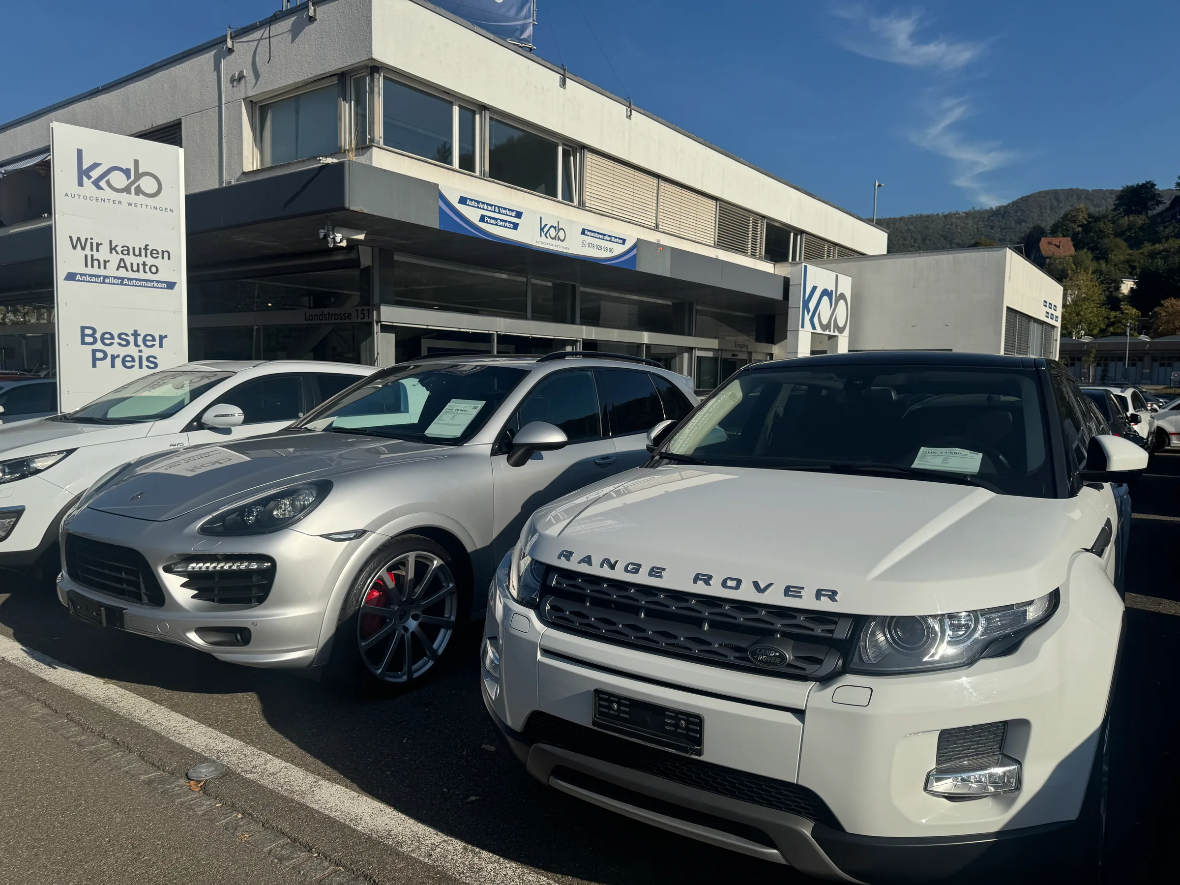 KAB-Pylon «Wir kaufen Ihr Auto – Bester Preis» vor dem Autocenter