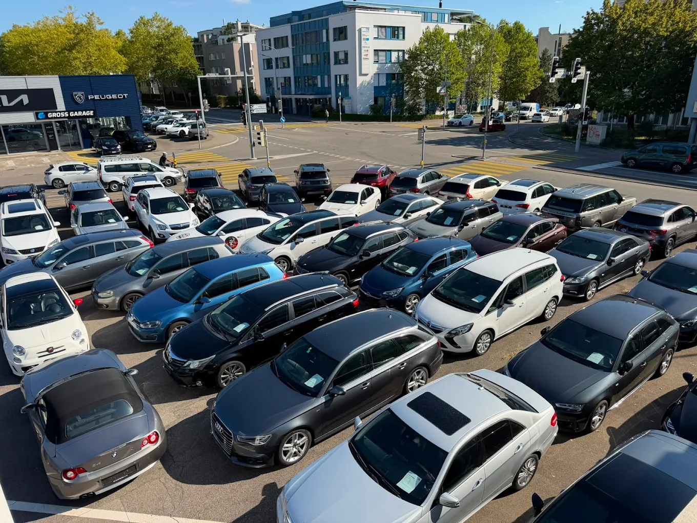 Blick über den Fahrzeugplatz mit zahlreichen Occasionen