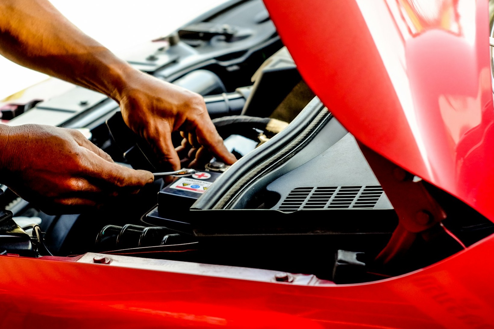 Prüfung im Motorraum bei offener Motorhaube