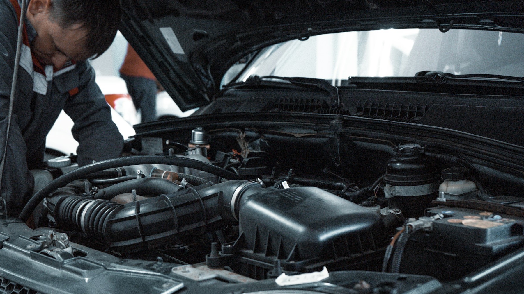 Mechaniker bei der Kontrolle im Motorraum